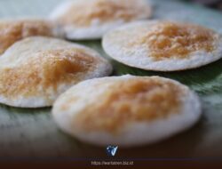 Ini dia Jajanan Tradisional Bulat Pipih Berpori yang Tak Lekang oleh Waktu