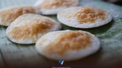 Ini dia Jajanan Tradisional Bulat Pipih Berpori yang Tak Lekang oleh Waktu Ini dia Jajanan Tradisional Bulat Pipih Berpori yang Tak Lekang oleh Waktu